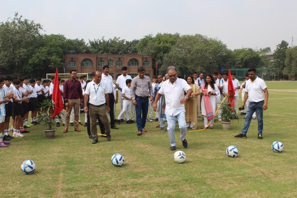 'Chief Guest', cricket legend Mr Madan Lal 'kicks off' a football